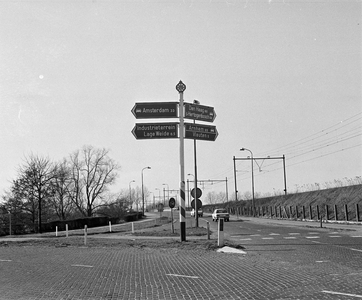 857447 Afbeelding van een wegwijzer aan de Vleutenseweg te Utrecht, ter hoogte van de aansluiting met Rijksweg 2 (A2). ...